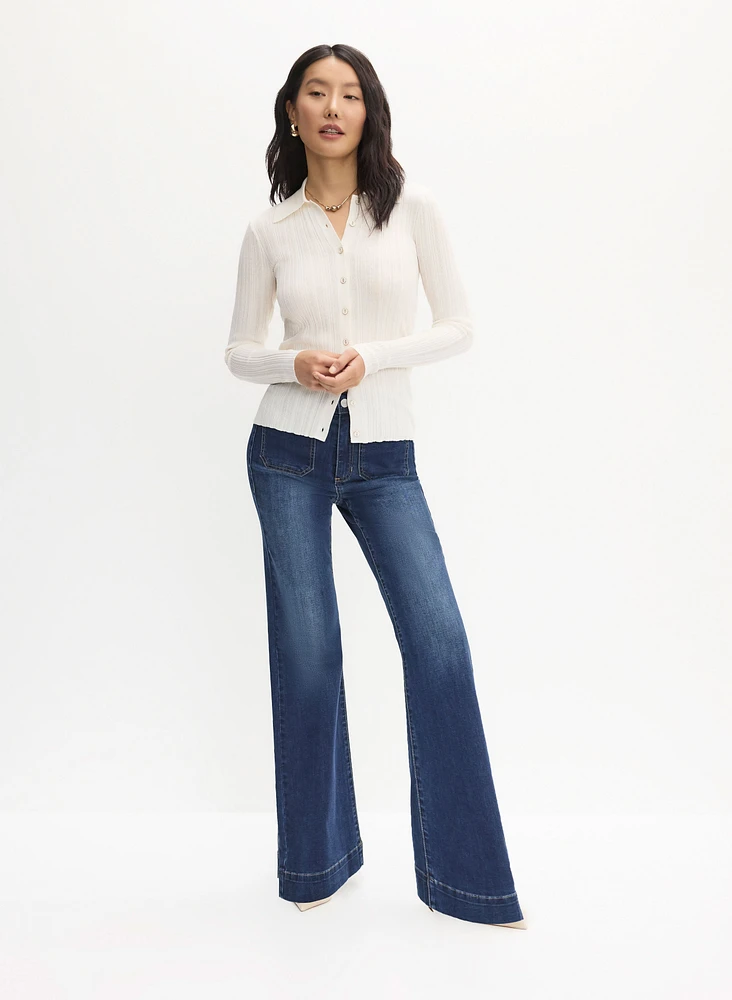 Pull boutonné et jean à jambe évasée