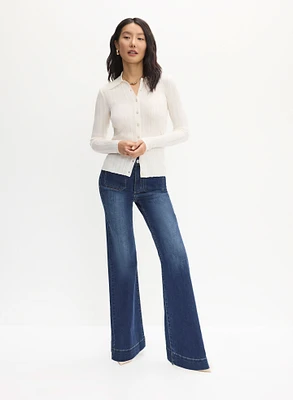 Pull boutonné et jean à jambe évasée