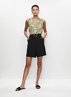 Blouse à motif floral et short plissé avec ceinture