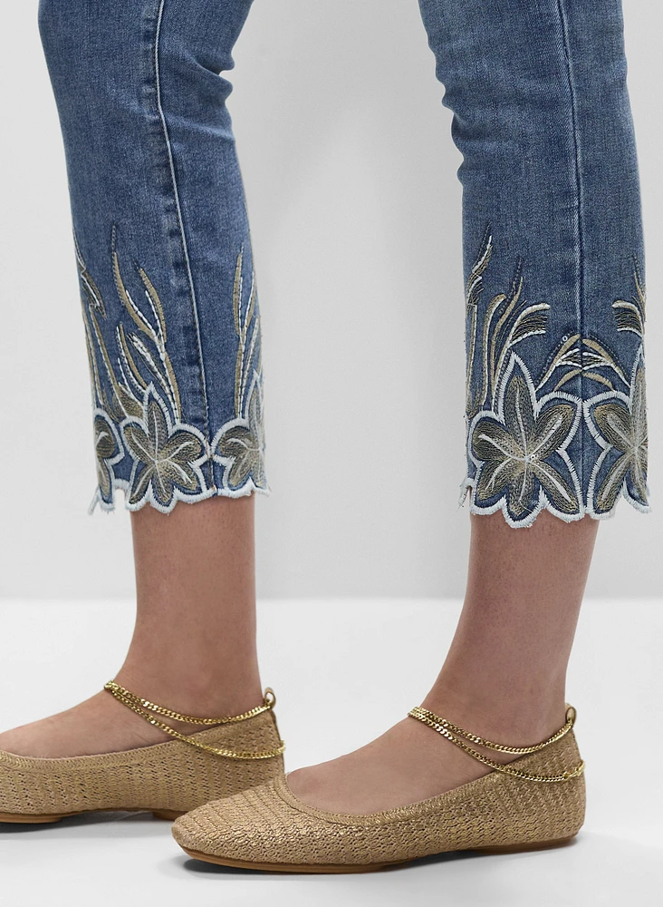 Jean à jambe droite et broderies