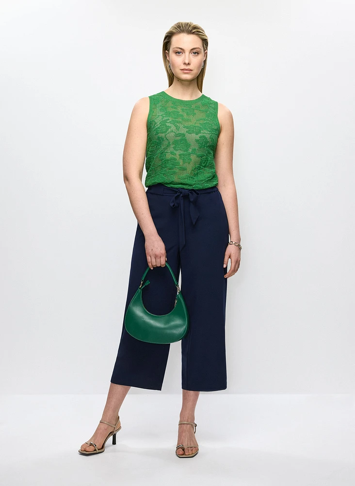 Débardeur en tricot et pantalon ceinturé
