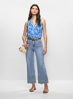 Blouse fleurie en crêpe et jean à ourlet brodé