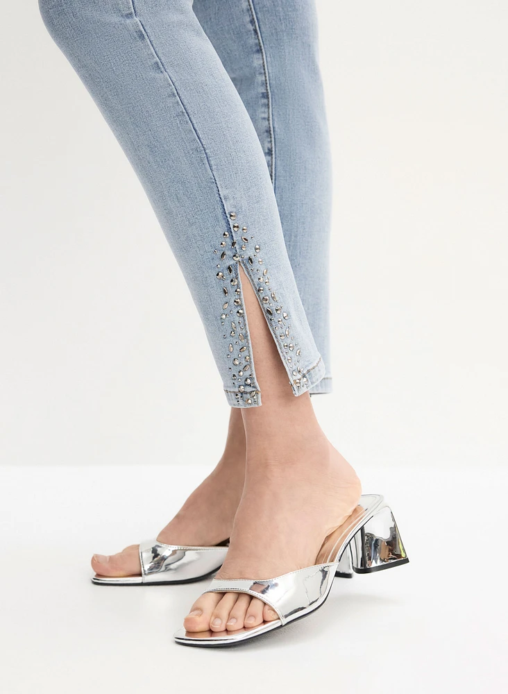 Jean à jambe étroite et détails de pierres
