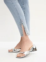 Jean à jambe étroite et détails de pierres