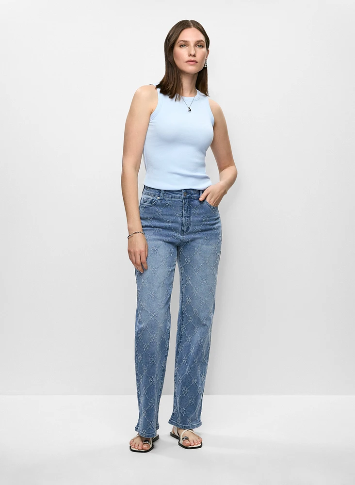 Débardeur Essentiel et jean délavé