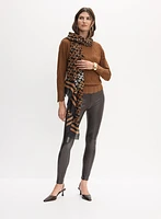 Pull à tricot géométrique et legging en cuir végane