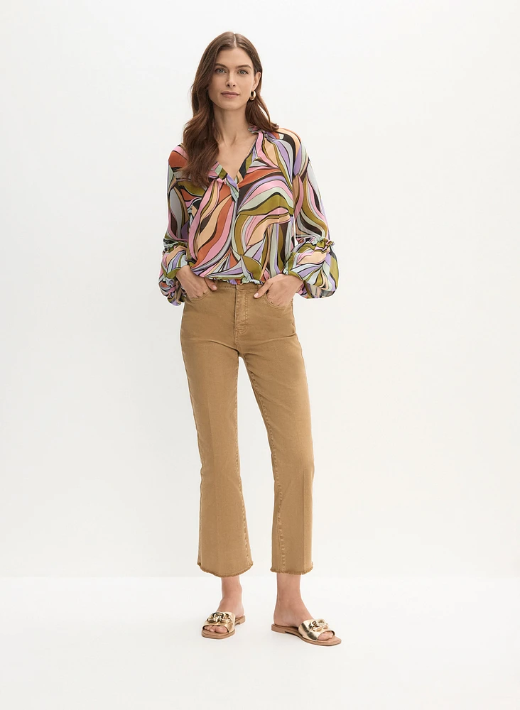 Blouse à feuilles et jean à jambe droite