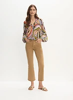 Blouse à feuilles et jean à jambe droite