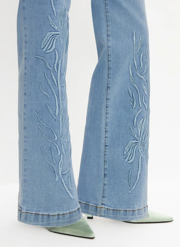 Jean à jambe évasée broderie florale