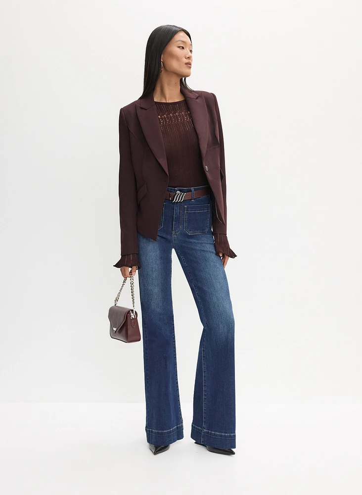 Pull en tricot pointelle et jean à jambe évasée