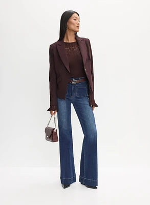 Pull en tricot pointelle et jean à jambe évasée