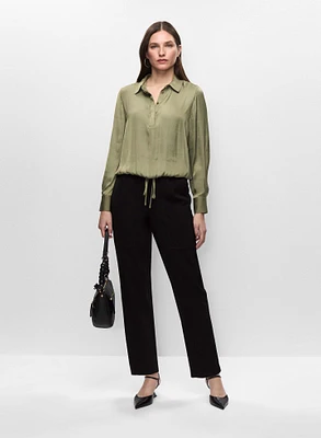 Chemisier satiné et pantalon droit 
