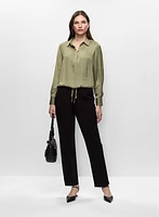 Chemisier satiné et pantalon droit 