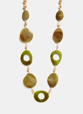 Collier long à billes en résine