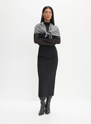 Pull en tricot pointelle et jupe crayon
