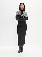 Pull en tricot pointelle et jupe crayon