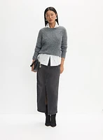 Pull douillet et jupe en jean