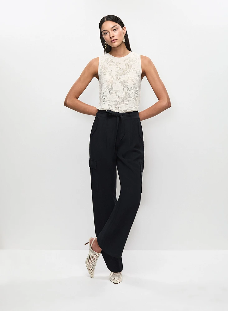 Débardeur en tricot et pantalon jambe droite