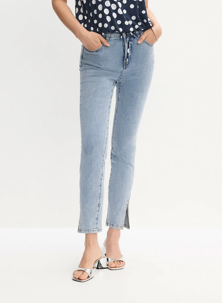 Jean à jambe étroite et détails de pierres