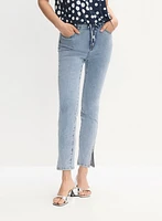 Jean à jambe étroite et détails de pierres