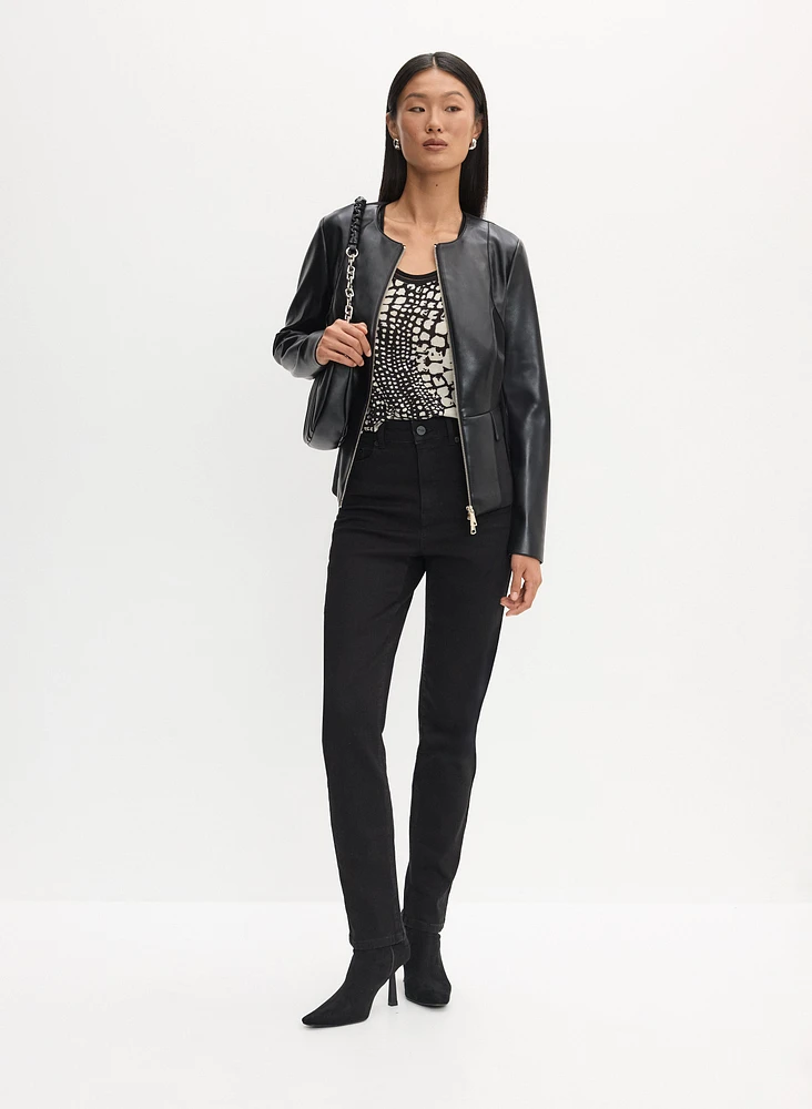 Veste en cuir végane et jean à jambe droite