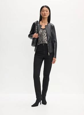 Veste en cuir végane et jean à jambe droite