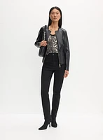 Veste en cuir végane et jean à jambe droite