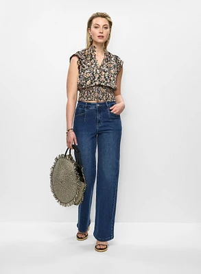 Blouse fleurie froncée et jean plissé à jambe large