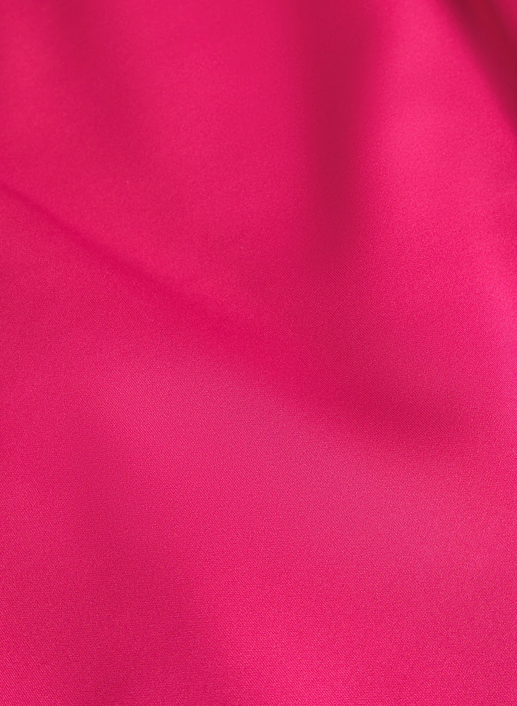 Robe ornée de rosettes