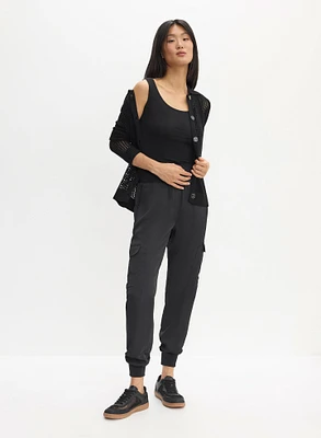 Pull boutonné ajouré et pantalon cargo