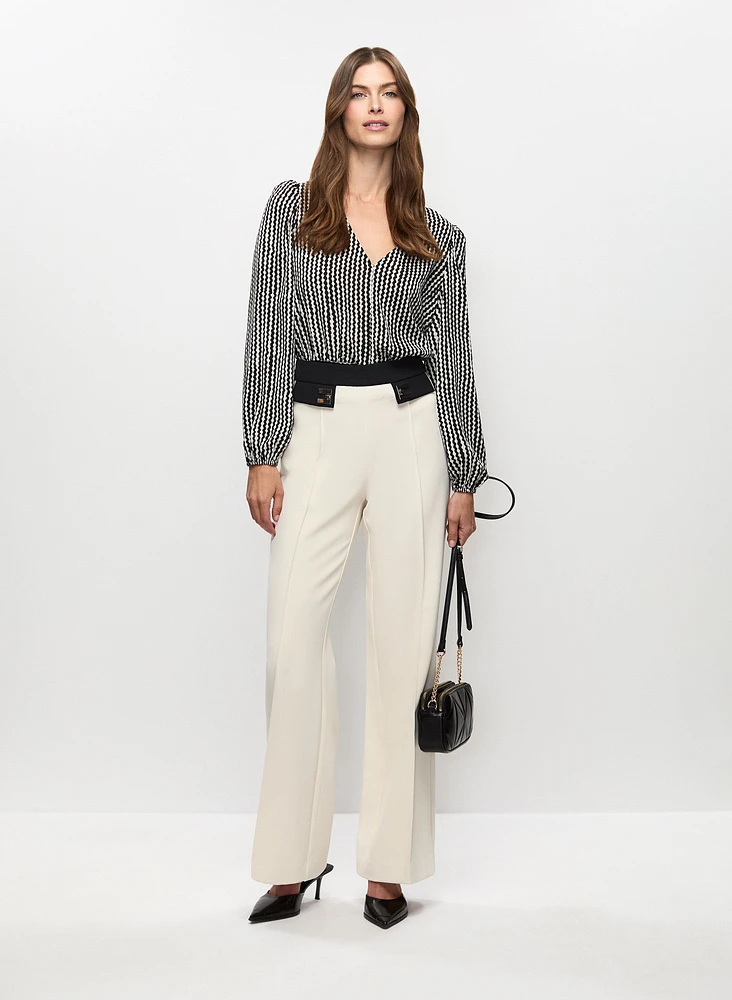 Blouse à motif vagué et pantalon évasé à garniture contrastante