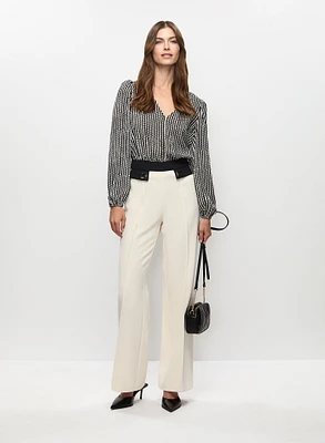 Blouse à motif vagué et pantalon évasé à garniture contrastante