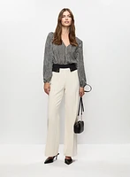 Blouse à motif vagué et pantalon évasé à garniture contrastante