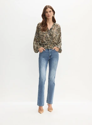 Blouse cache-coeur et jean à jambe droite