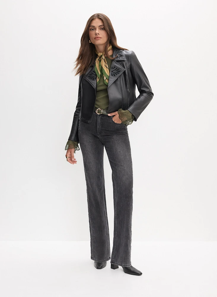 Veste brodée en cuir végane et jean à jambe large