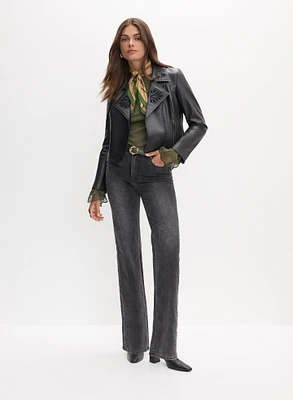 Veste brodée en cuir végane et jean à jambe large
