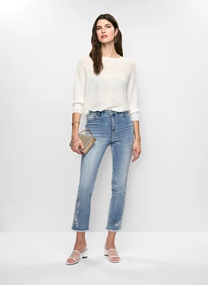 Pull en tricot léger et jean à ourlet brodé