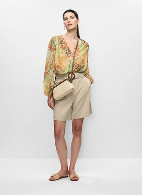 Haut à motif animal et short plissé
