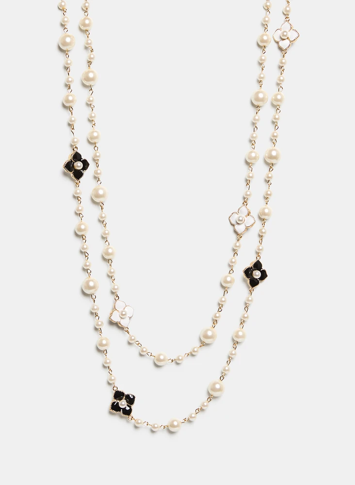 Collier à fleurs et perles de verre