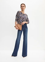 Haut à motif abstrait et jean à jambe évasée