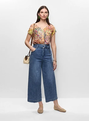 Haut imprimé style cache-coeur et jean gaucho à ceinture