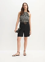 Haut à motif géométrique et short plissé avec ceinture