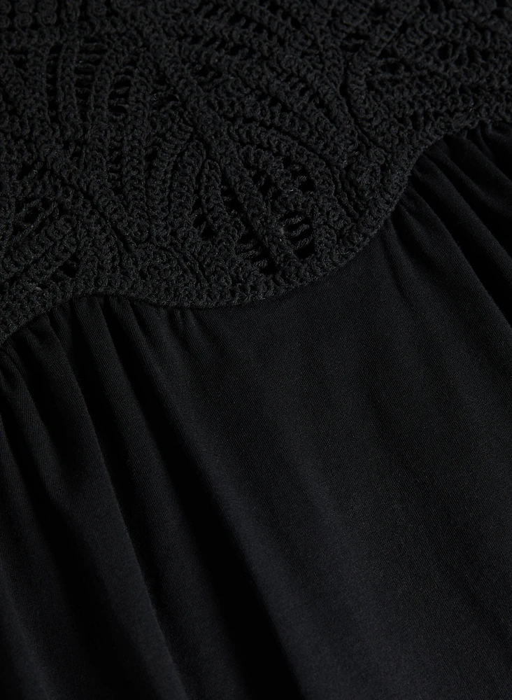 Haut à détail en crochet