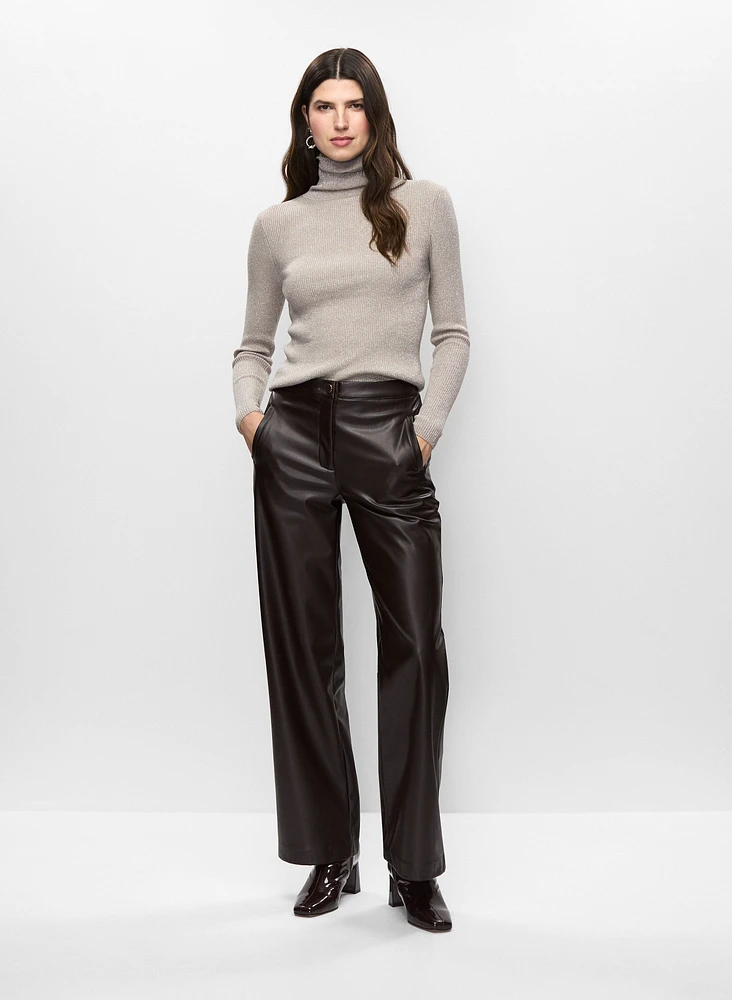 Pull à col roulé et pantalon en cuir végane