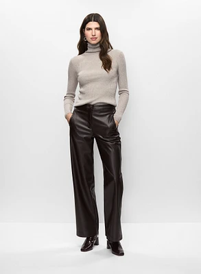 Pull à col roulé et pantalon en cuir végane
