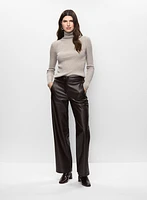 Pull à col roulé et pantalon en cuir végane