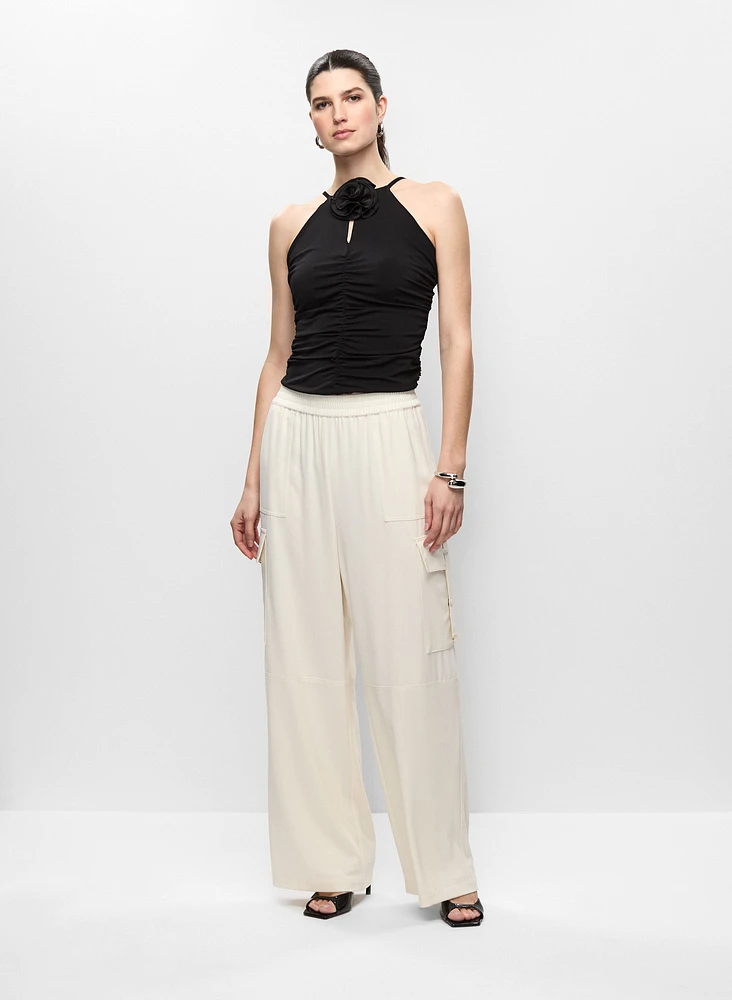 Haut à col licou et pantalon large style cargo