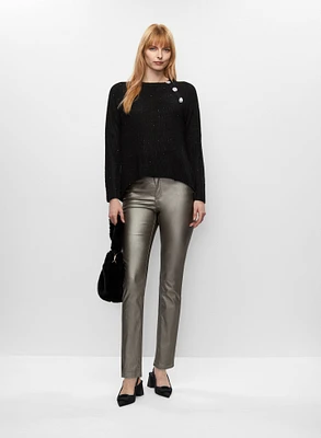 Pull à boutons fantaisie et jean effet cuir