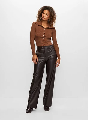 Pull à boutons décoratifs et pantalon en faux cuir