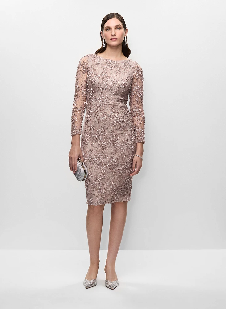 Robe à motifs et pochette à cordes métallisées